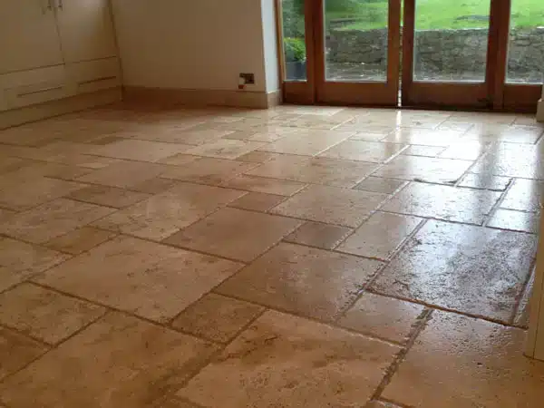 Pulire-il-parquet-rovinato-trattamento-antimacchia